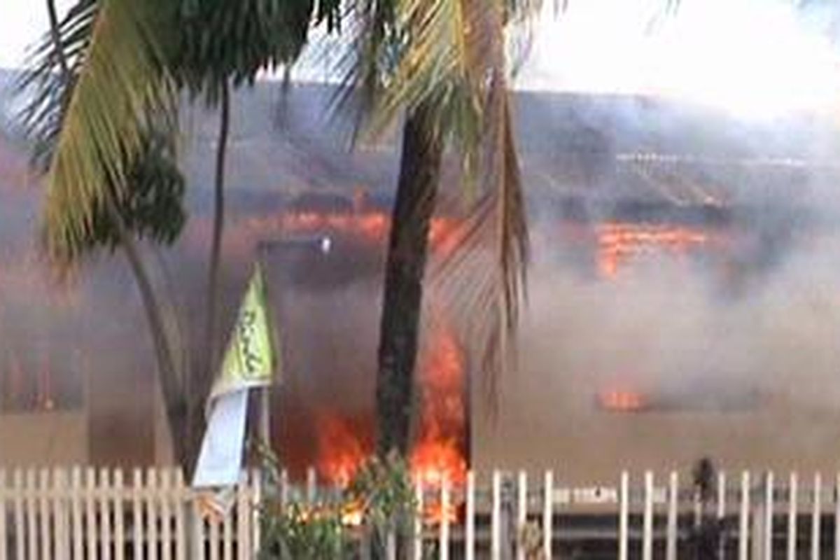 Pos Polisi Sanggeng, Manokwari, Papua Barat yang dibakar massa, Rabu (5/11/2012), pasca tewasnya narapidana Timotius AP yang ditembak aparat Polsek kota Manokwari, Selasa (4/11/2012)