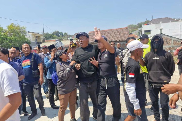 Massa Kontra dan Pro Sudewo Bentrok di Pengadilan Tipikor Semarang