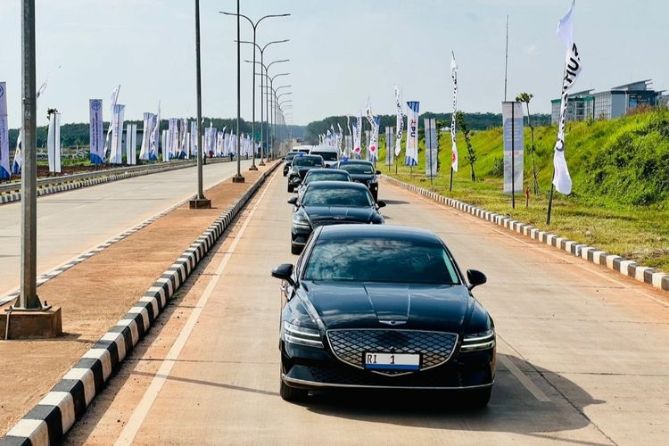 Mobil listrik Genesis dari Hyundai yang membawa Presiden Joko Widodo dan Ibu Iriana Joko Widodo dalam rangkaian kendaraan menuju ke Kawasan Industri Terpadu Batang (KITB) di Kabupaten Batang, Jawa Tengah pada Rabu (8/6/2022).