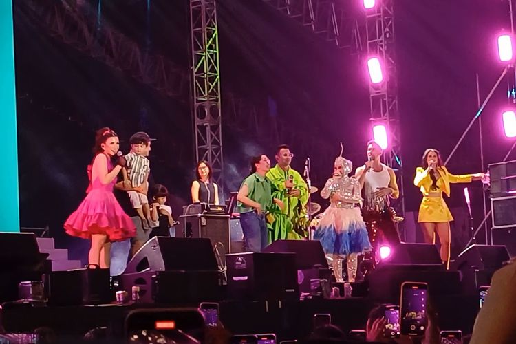 Grup vokal BBB dihampiri Nagita Slavina dan Glen Alinskie beserta anak-anaknya ketika tampil di Synchronize Fest 2023 di Gambir Expo, Kemayoran, Jakarta Pusat, Sabtu (2/9/2023).