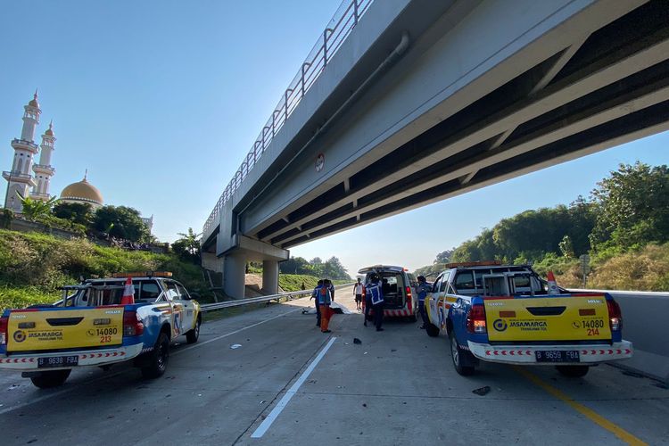 Penanganan kecelakaan di KM 405+200 arah Semarang Ruas Jalan Tol Batang-Semarang pada Sabtu (22/6/2024).
