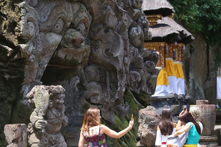 Para wisatawan ramai mengunjungi Goa Gajah, Kabupaten Gianyar, Bali, Senin (2/4/2018). Goa Gajah merupakan salah satu destinasi wisata di Bali yang banyak dikunjungi wisatawan baik asing maupun domestik.
