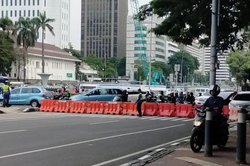 Ada Demo di Depan MK, Jalan Medan Merdeka Barat Arah Istana Masih Ditutup