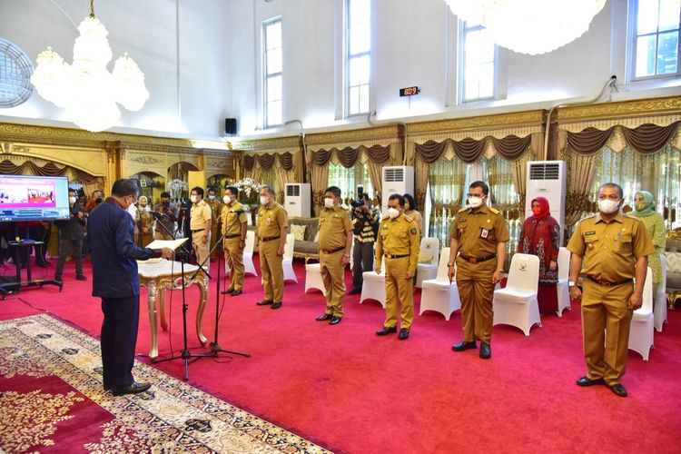 Gubernur Sulsel, Nurdin Abdullah mengukuhkan tujuh pejabat sementara (Pjs) bupati, Sabtu (26/9/2020).