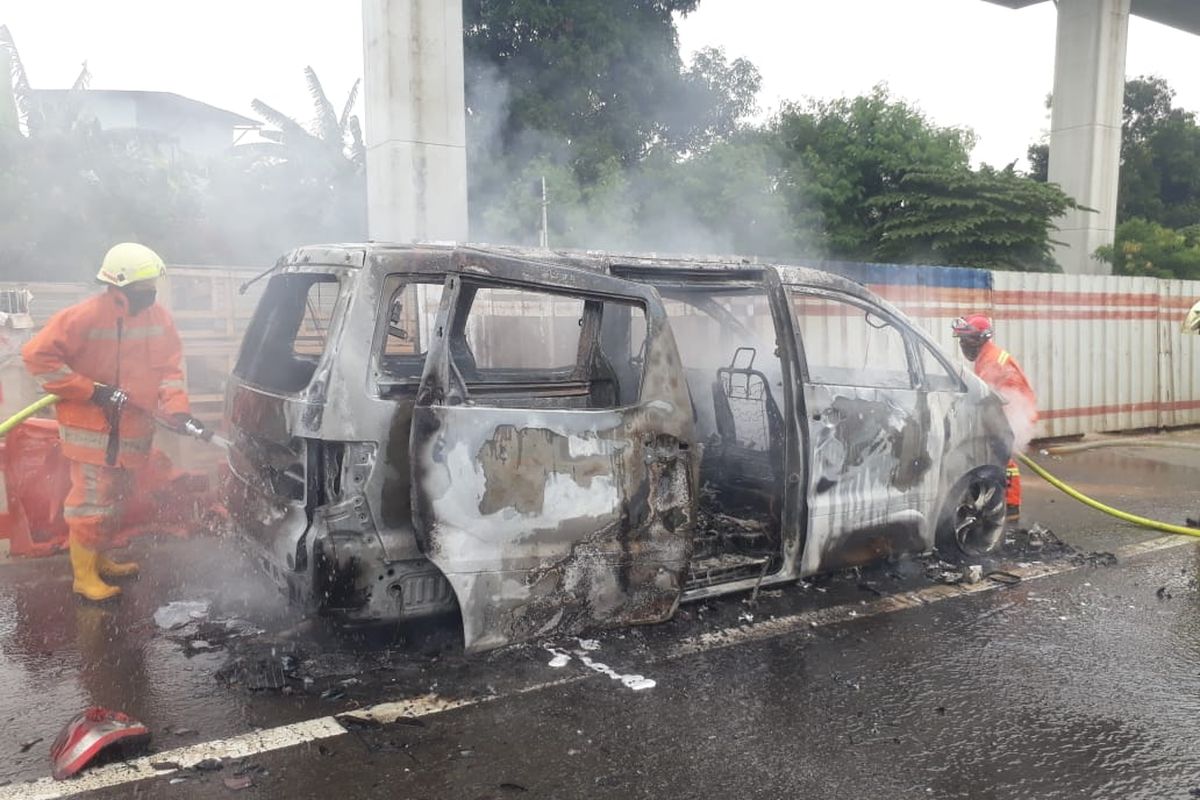 Mobil Toyota Alphard terbakar di dalam tol arah Bogor-Jakarta, Selasa (10/11/2020).
