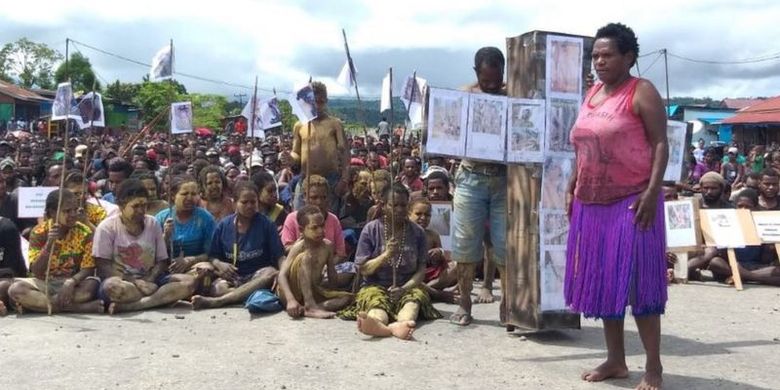 Dalam budaya warga Nduga, ketika ada kerabat yang meninggal, mereka harus menanggalkan semua perhiasan dan tubuh mereka dilumuri lumpur putih sebagai tanda berkabung.