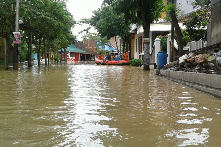 Petugas BPBD Kota Solo membantu warga dengan perahu karet di Kawasan Pucangsawit, Kecamatan Jebres, Solo, Jawa Tengah, Rabu (29/11/2017).