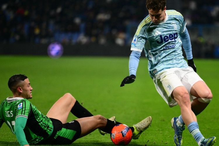 Aksi Jay Idzes (kiri) mencoba menahan laju Kenan Yildiz dalam partai Liga Italia 2025-2026 Sassuolo vs Juventus di Stadion Mapei, 6 Januari 2026.