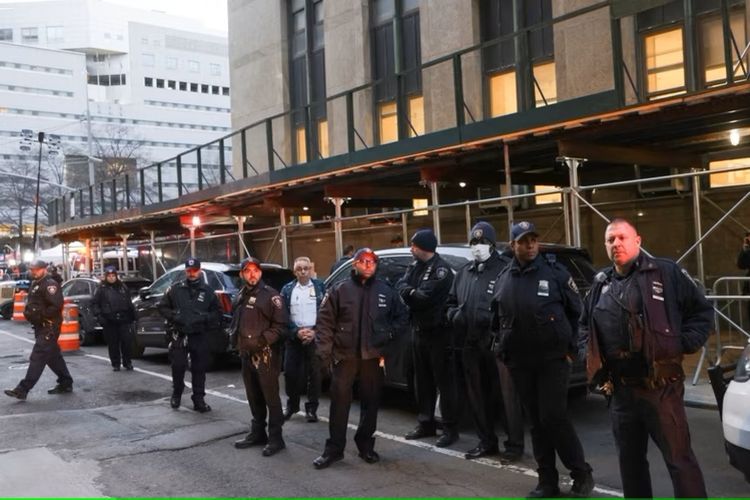 Polisi berjaga di depan Pengadilan Pidana Manhattan setelah mantan Presiden Donald Trump didakwa oleh dewan juri Manhattan terkait uang bungkam yang dibayarkan kepada Stormy Daniels, di New York, 30 Maret 2023.  
