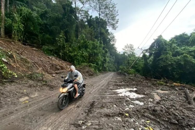 Akses jalan utama menuju kawasan wisata Iboih yang sudah bisa dilalui setelah dua hari tertimbun tanah longsor di wilayah Gapang, Kota Sabang, Aceh.