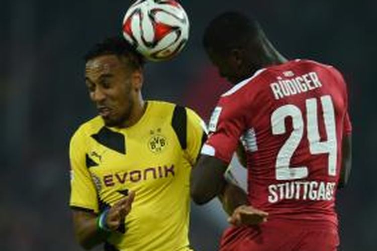 Striker Borussia Dortmund, Pierre-Emerick Aubameyang, saat berebut bola dengan bek Stuttgart, Antonio Ruediger, pada lanjutan Bundesliga di Stadion Signal Iduna Park, Rabu (24/9/2014). Kedua tim bermain imbang 2-2. 