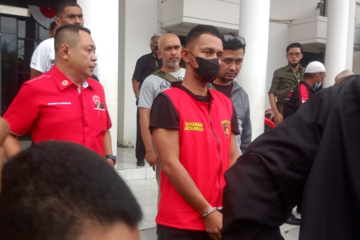 WF (tengah) pelaku pemukulan mahasiswa di Surabaya dengan tongkat baseball ditetapkan sebagai tersangka.