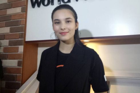 Chelsea Islan Berikan Kue Ulang Tahun untuk BJ Habibie