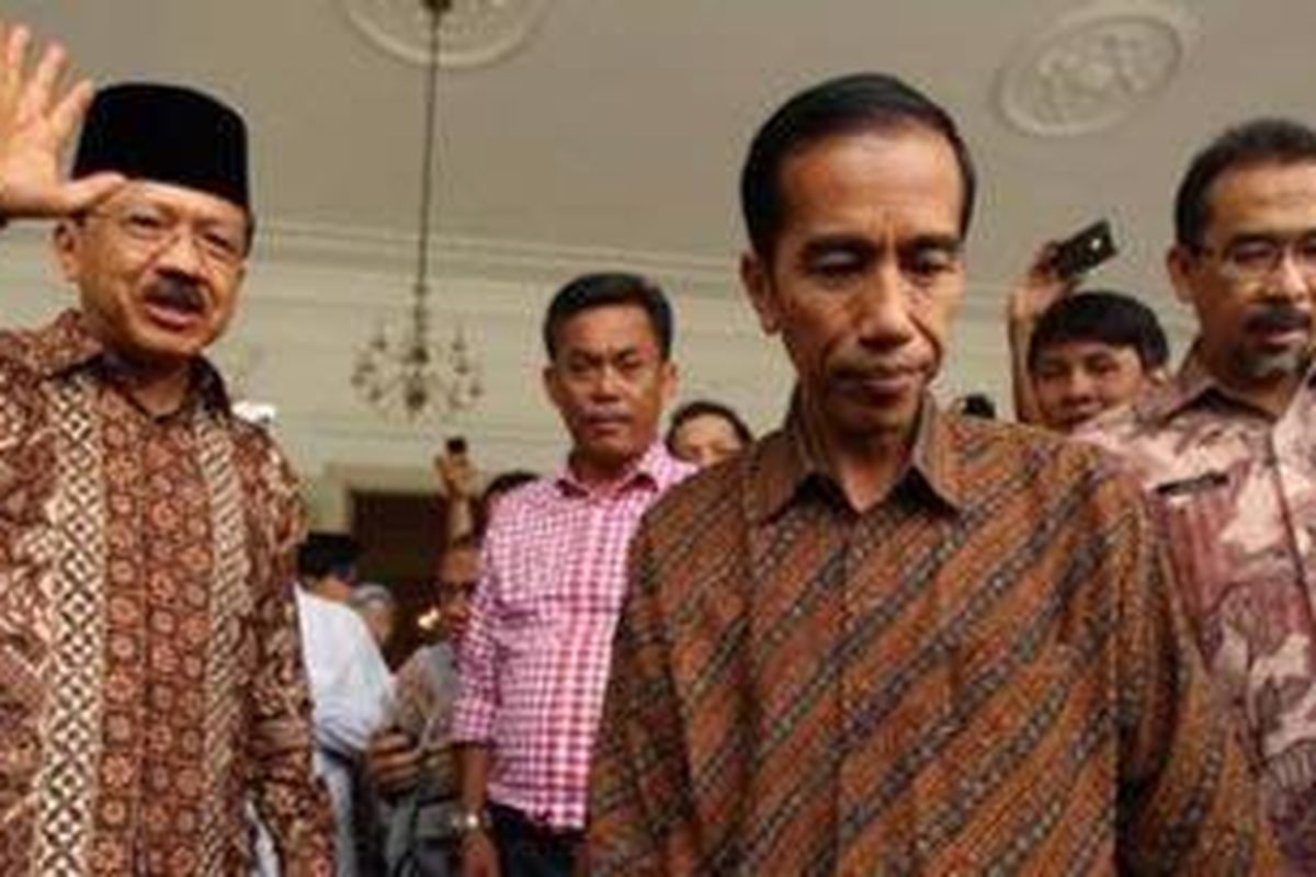 Gubernur DKI Jakarta Fauzi Bowo memberikan salam kepada gubernur terpilih Joko Widodo atau Jokowi, seusai acara ramah tamah di Gedung Balai Kota, Jakarta, Jumat (5/10/2012). Dalam acara ini Fauzi Bowo memperkenalkan Jokowi beserta Basuki Tjahaja Purnama kepada pejabat di Pemerintah Provinsi DKI Jakarta serta sempat memperlihatkan ruang kerja gubernur kepada Jokowi.