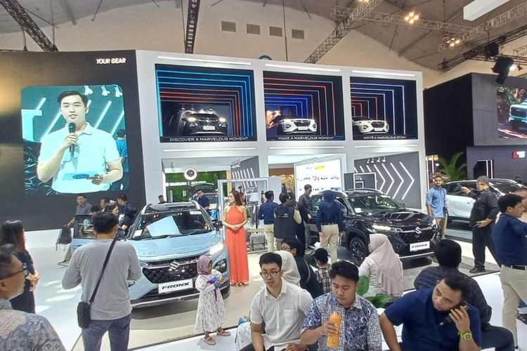 Suzuki Fronx di GIIAS 2025 ramai dikelilingi pengunjung yang penasaran