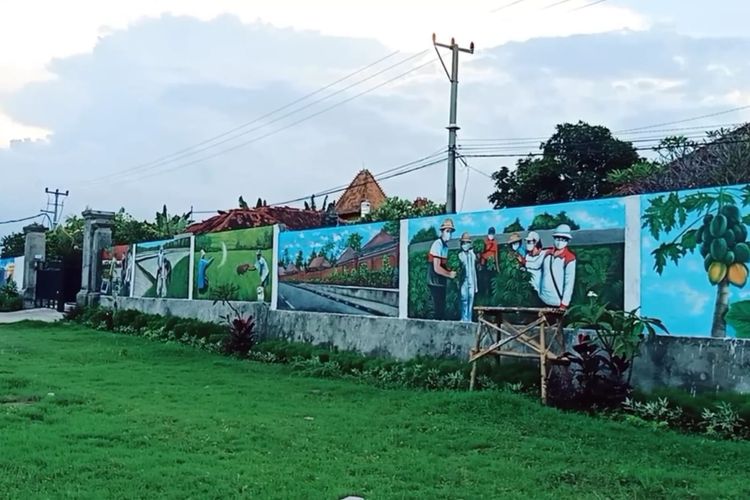 Pemerintah Kabupaten Klungkung Bali membuat sejumlah mural untuk mengkritik pola hidup masyarakat yang tak peduli dengan sampah dan lingkungan.