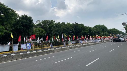 Rapikan APK yang Berserak di Jalan, Petugas PPSU: Takut Mencelakakan