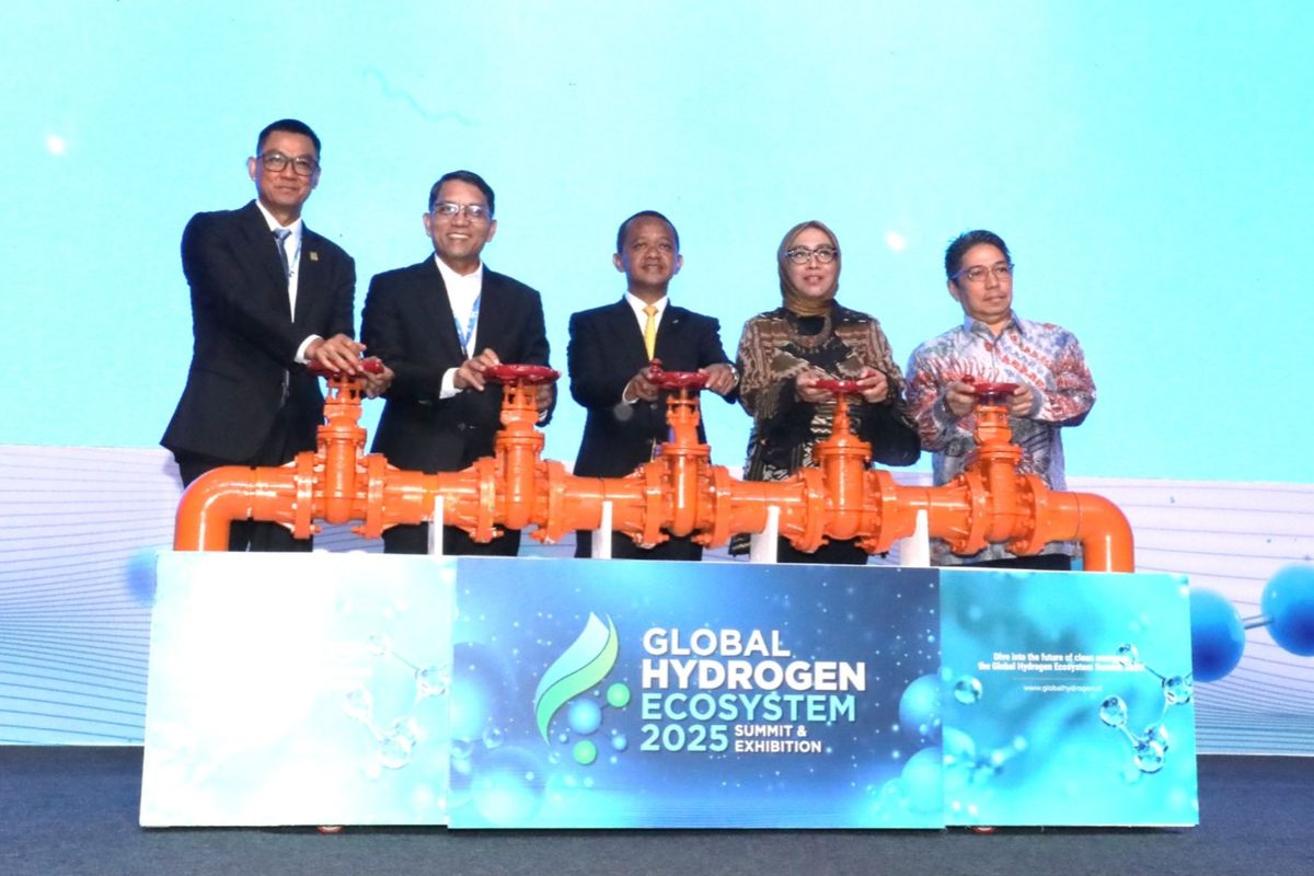 Menteri Energi dan Sumber Daya Mineral (ESDM), Bahlil Lahadalia (tengah), Sekretaris Jenderal Kementerian ESDM, Dadan Kusdiana (kedua dari kiri), Direktur Energi Baru Terbarukan dan Konservasi Energi Kementerian ESDM, Eniya Listiani Dewi (kedua dari kanan), Direktur Utama PLN, Darmawan Prasodjo (kiri), dan Direktur Utama Pertamina Geothermal Energy Tbk., Julfi Hadi (kanan) ketika meresmikan pembukaan acara Global Hydrogen Ecosystem Summit 2025 di Jakarta pada Selasa (15/4/2025).

