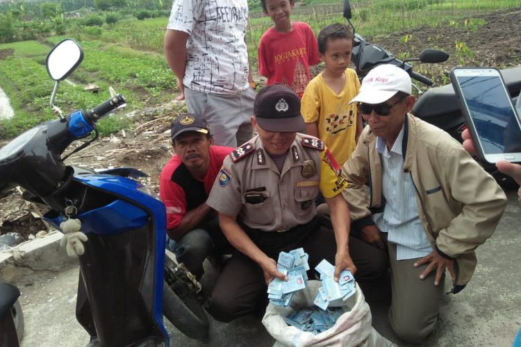 Sebuah karung berisi ribuan KTP elektronik (e-KTP) ditemukan berceceran di kawasan sawah yang berada di Jalan Karya Bakti III, Kelurahan Pondok Kopi, Kecamatan Duren Sawit, Jakarta Timur.  Ribuan e-KTP tersebut milik warga Kelurahan Pondok Kelapa, Kecamatan Duren Sawit, Jakart Timur, Sabtu (8/12/2018).