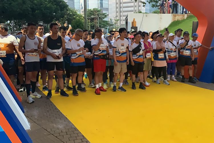 Para peserta Run the City dalam LPS Monas Half Marathon saat berada di garis start dalam agenda yang bergulir di Hutan Kota Plataran, GBK, Senayan, Jakarta pada Sabtu (1/7/2023).