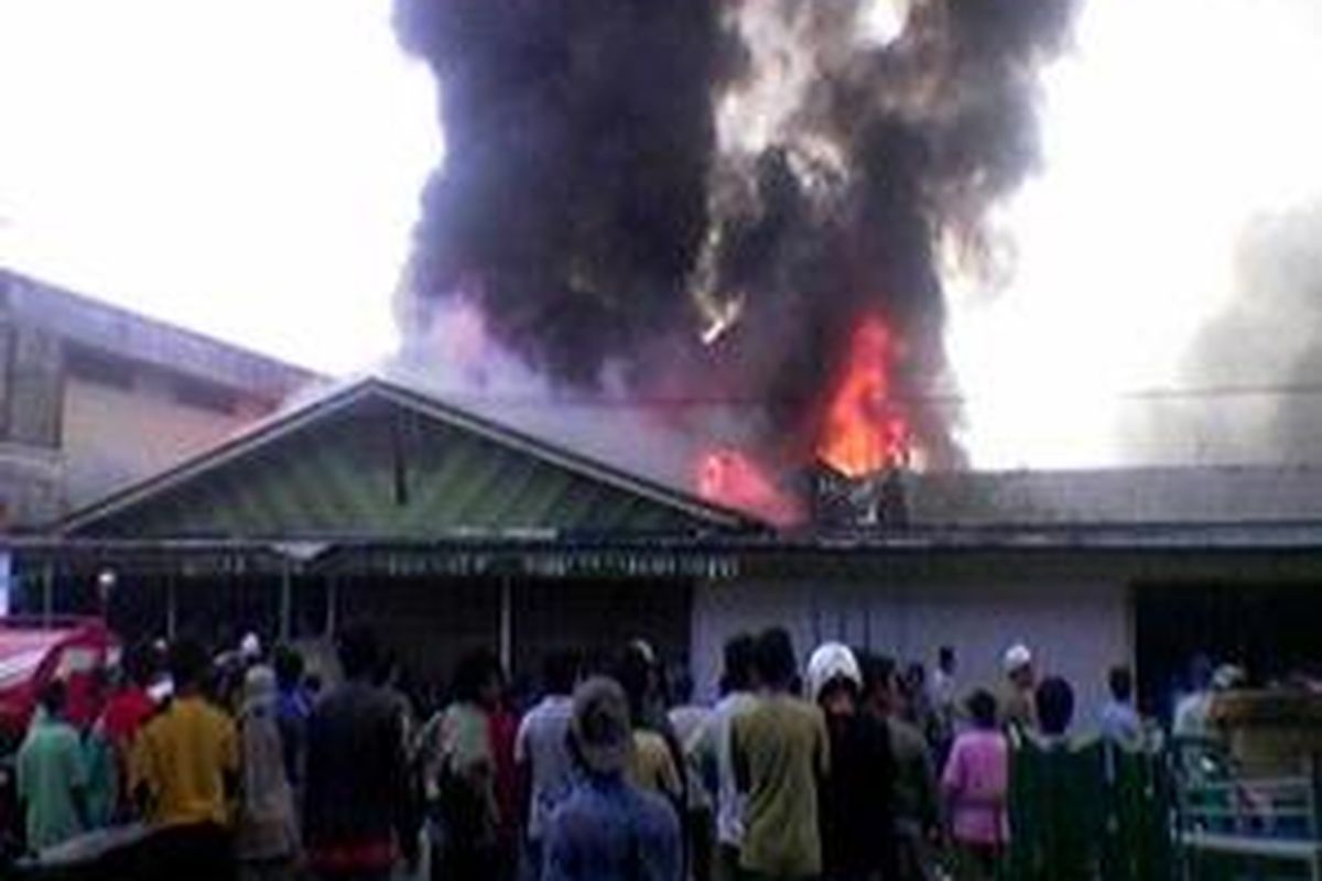 Pasar Payang Sari di Palangkaraya, Kalimantan Tengah terbakar, Jumat (21/11).