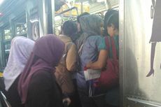 Penumpang Pria dan Wanita di KRL Commuter Line Sama Egoistisnya