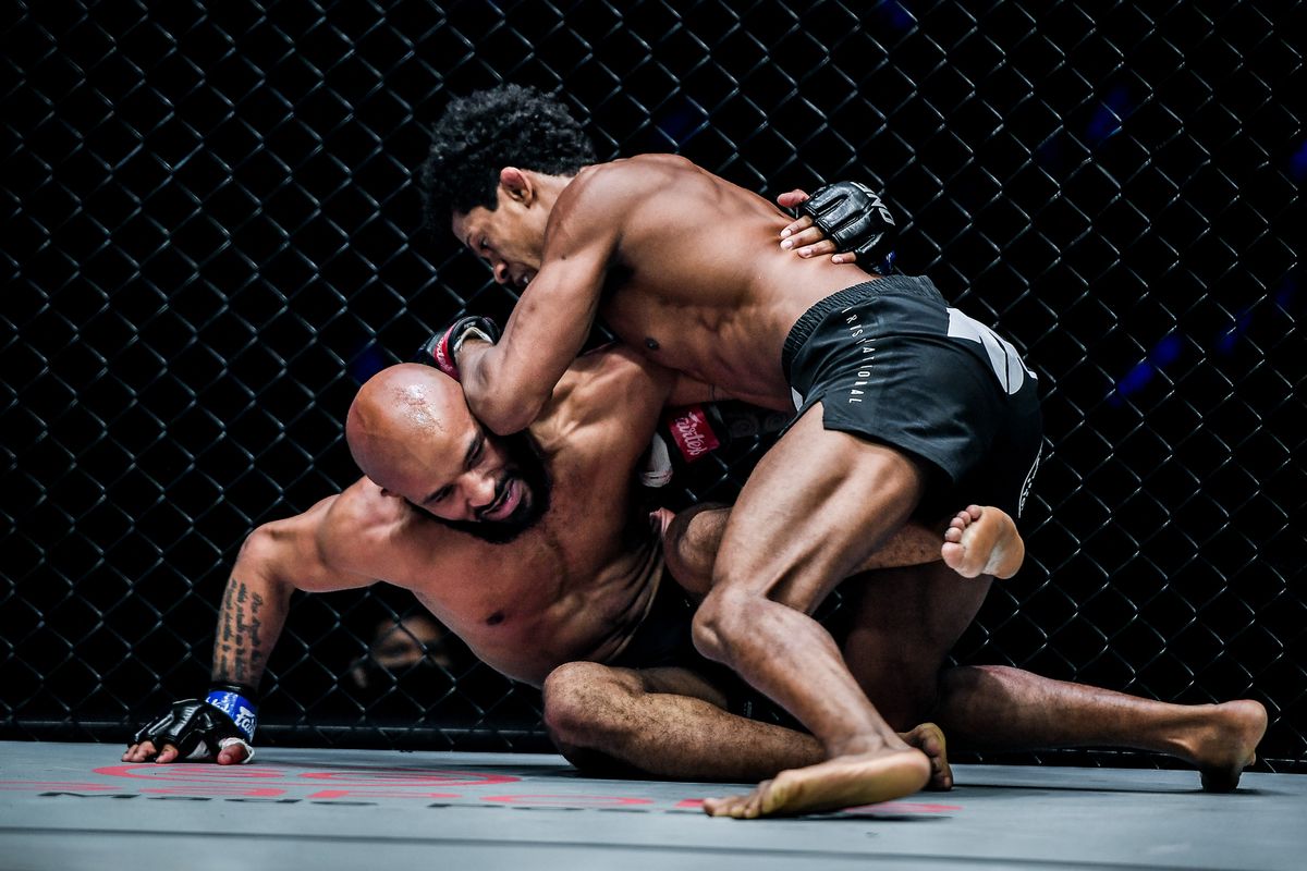 Juara Dunia ONE Flyweight Adriano Moraes (kanan) mengalahkan legenda seni bela diri campuran dan Juara ONE Flyweight World Grand Prix, Demetrious Johnson, pada ONE on TNT I, Kamis (8/4/2021).