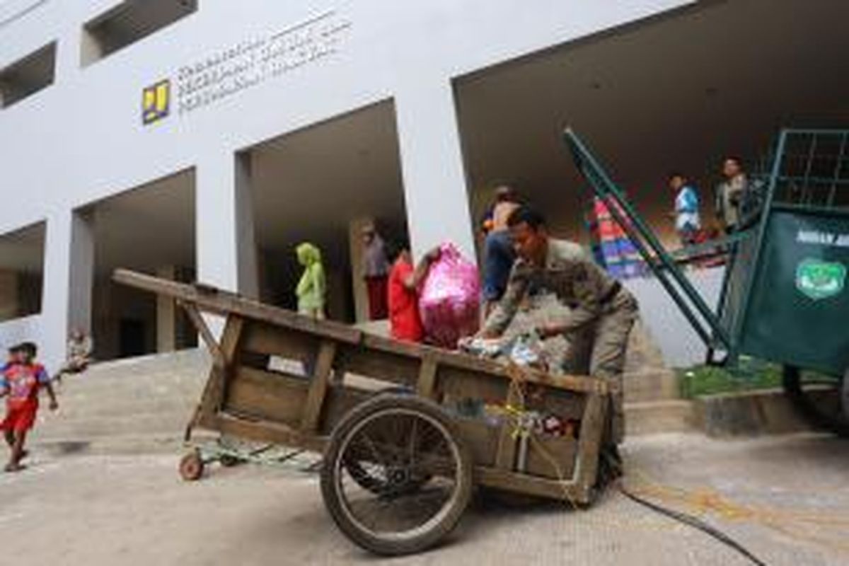 Warga Kampung Pulo sedang membereskan barang-barang untuk pindahan ke Rusun Jatinegara Barat, Jakarta Timur, Kamis (20/8/2015). Ratusan warga Kampung Pulo yang rumahnya terkena penertiban direlokasi ke Rusun tersebut.