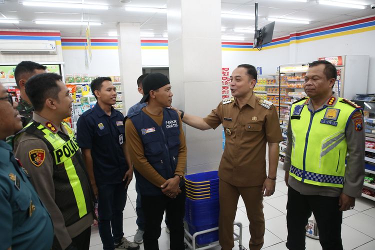 Parkir Gratis dan Lapak UMKM di Minimarket, Komitmen Wali Kota Eri Cahyadi Entaskan Kemiskinan
