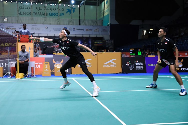 Ganda putra Indonesia Fajar Alfian/Muhammad Rian Ardianto saat berjuang dalam rangkaian 16 besar Badminton Asia Championships 2023 di Sheikh Rashid Bin Hamdan Indoor Hall, Dubai, Uni Emirat Arab, pada Kamis (27/4/2023). Terkini, Fajar/Rian berjuang bersama tim bulu tangkis Indonesia di Piala Sudirman 2023.