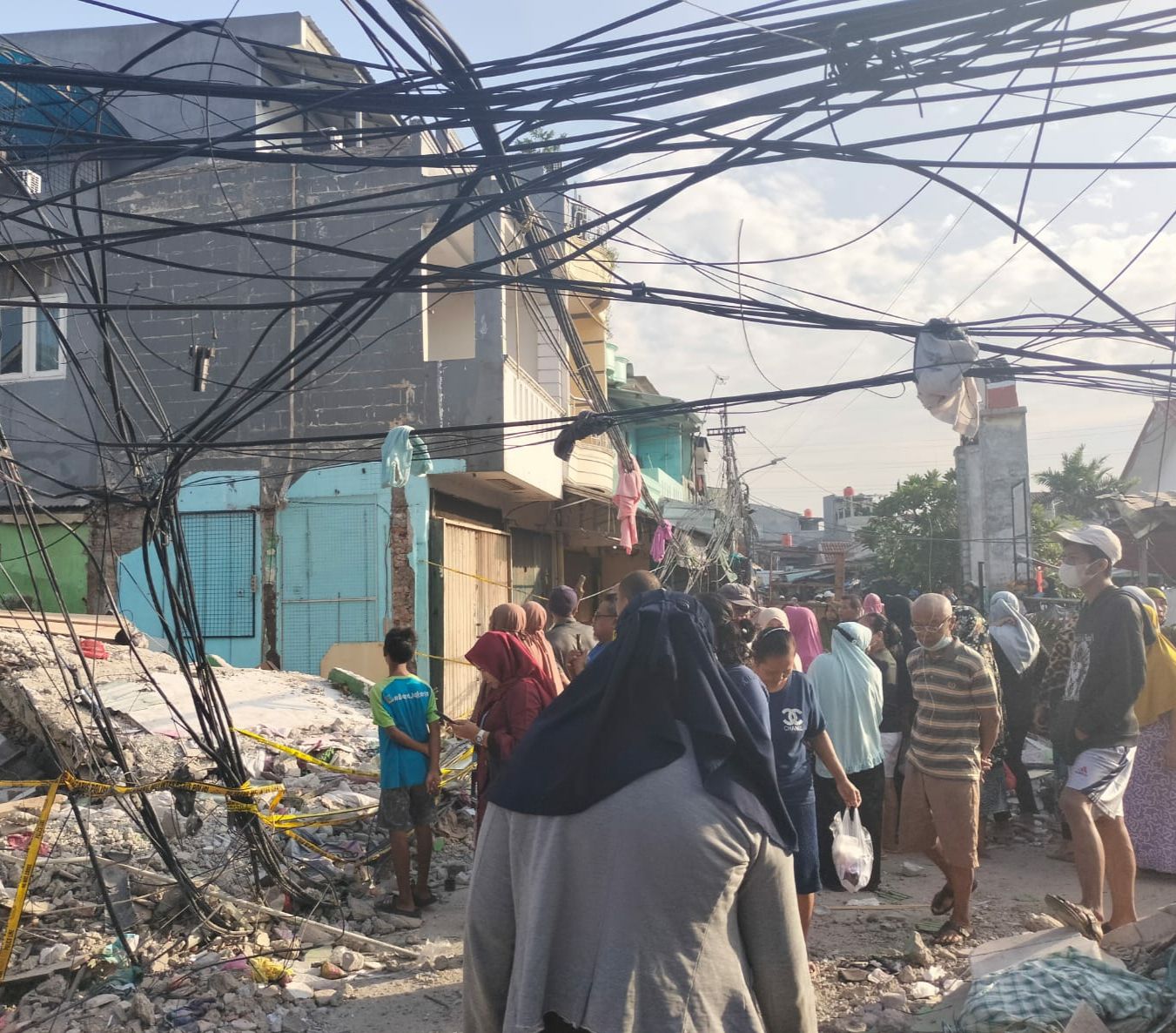 Kecamatan Johar Baru Kerahkan Petugas Gabungan Bersihkan Puing Reruntuhan Bangunan Semipermanen