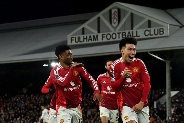 Selebrasi Lisandro Martinez dalam laga Liga Inggris 2024-2025 antara Fulham vs Man United di Craven Cottage, 26 Januari 2025. (Photo by Glyn KIRK / AFP) 