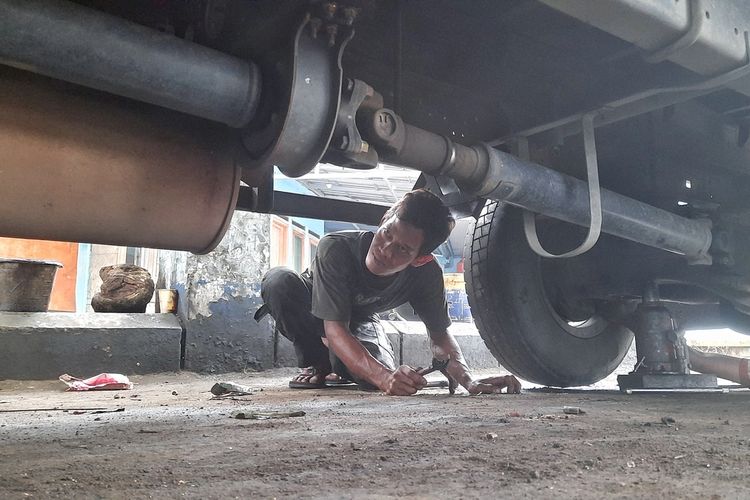 Ariyanto (34) nasabah KPR Subsidi Bank Tabungan Negara (BTN) saat bekerja sebagai montir di Terminal Randudongkal, Pemalang, Jawa Tengah, Senin (30/1/2023).