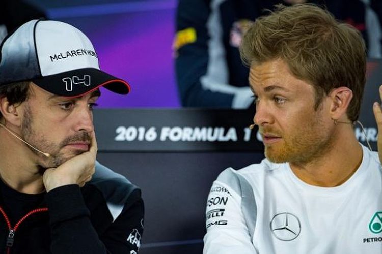 Nico Rosberg (kanan) berbincang dengan Fernando Alonso pada sesi konferensi pers menjelang balapan Formula 1 di Bahrain, 31 Maret 2016.