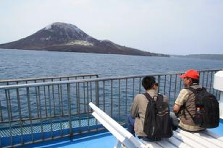 Wisatawan domestik mengikuti tur Gunung Anak Krakatau saat acara Festival Krakatau 2012.