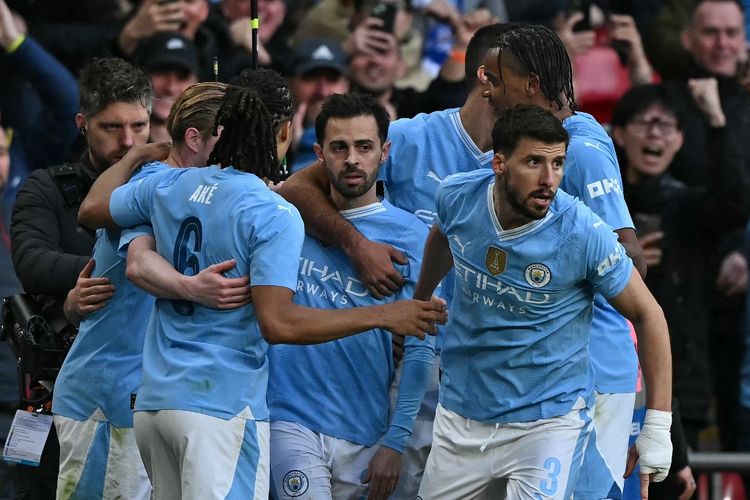 Para pemain Manchester City merayakan gol Bernardo Silva di laga semifinal Piala FA, Man City vs Chelsea, yang berlangsung di Stadion Wembley pada Sabtu (20/4/2024) malam pukul 23.15 WIB.
