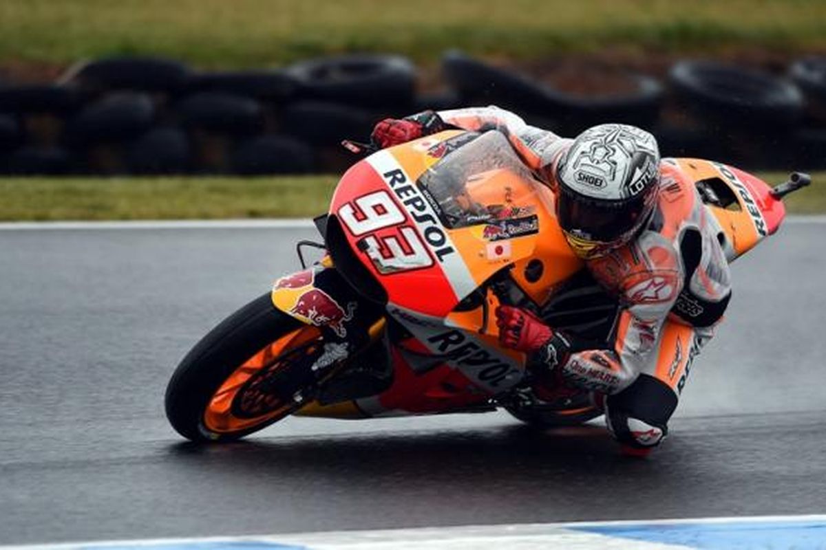 Pebalap Repsol Honda Team asal Spanyol, Marc Marquez, menikung saat melewati Sirkuit Phillip Island pada sesi latihan bebas pertama GP Australia, Jumat (21/10/2016).