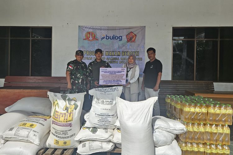 Perwakilan Perum Bulog dan Satgas PAM SP saat memberikan bantuan bahan makanan untuk anak sekolah dan masyarakat di Kampung Wanam Distrik Ilwayab, Kabupaten Merauke, Senin (11/11/2024). 