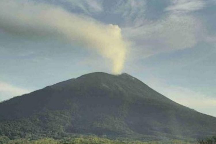 Foto: Gunung api Ile Lewotolok di Kabupaten Lembata, NTT.