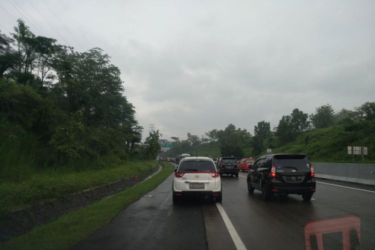 Macet menjelang Gerbang Tol Banyumanik dlm perjlnan ke Jakarta