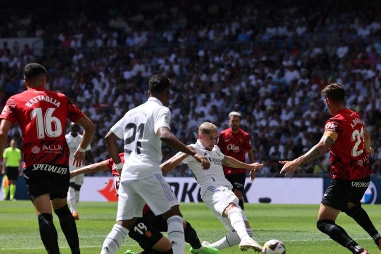 Gelandang Real Madrid Federico Valverde saat melawan Mallorca di Stadion Santiago Bernabeu, Minggu (11/9/2022). Babak pertama Real Madrid vs Mallorca berakhir 1-1. (Photo by THOMAS COEX / AFP)