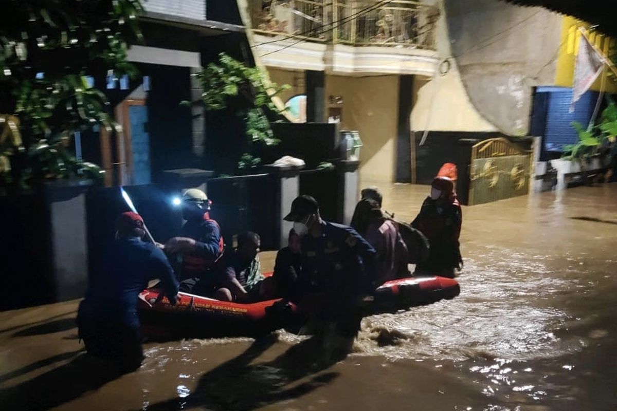 Anggota Grup C Sektor IX Pasar Minggu Suku Dinas Penanggulangan Kebakaran dan Penyelamatan Jakarta Selatan (Sudin Gulkarmat Jaksel) mengevakuasi warga di  di Jalan Masjid Al Makmur Gang Buntu RT 017/07, Pejaten Timur, Pasar Minggu, Jakarta Selatan mengungsi akibat banjir pada Senin (8/2/2021) dini hari.