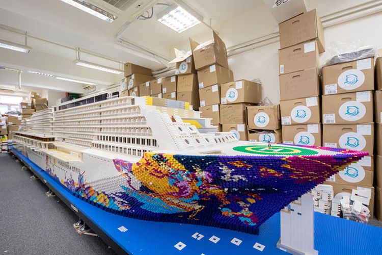Kapal LEGO raksasa buatan Dream Cruises Hong Kong
