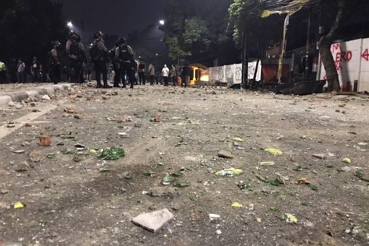 Batu dan pecahan botol berserakan di Jalan Pancoran Raya, Pancoran, Jakarta Selatan pada Rabu (17/3/2021) malam.