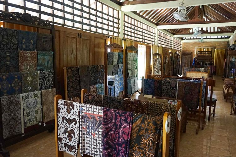Galeri tempat menjual batik di Kampung Batik Giriloyo, Yogyakarta, pada Jumat (17/12/2021).