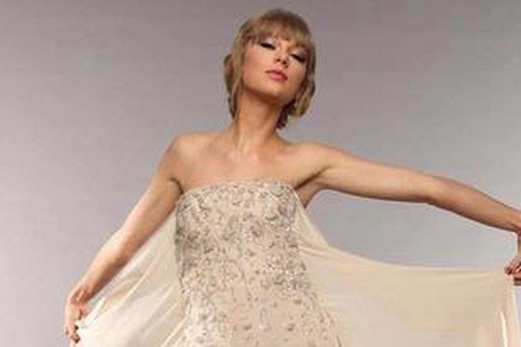 Artis musik Taylor Swift berpose di studio foto Wonderwall dalam CMT Music Awards 2013 di Bridgestone Arena, Nashville, Tennessee (AS), 5 Juni 2013 waktu setempat. 