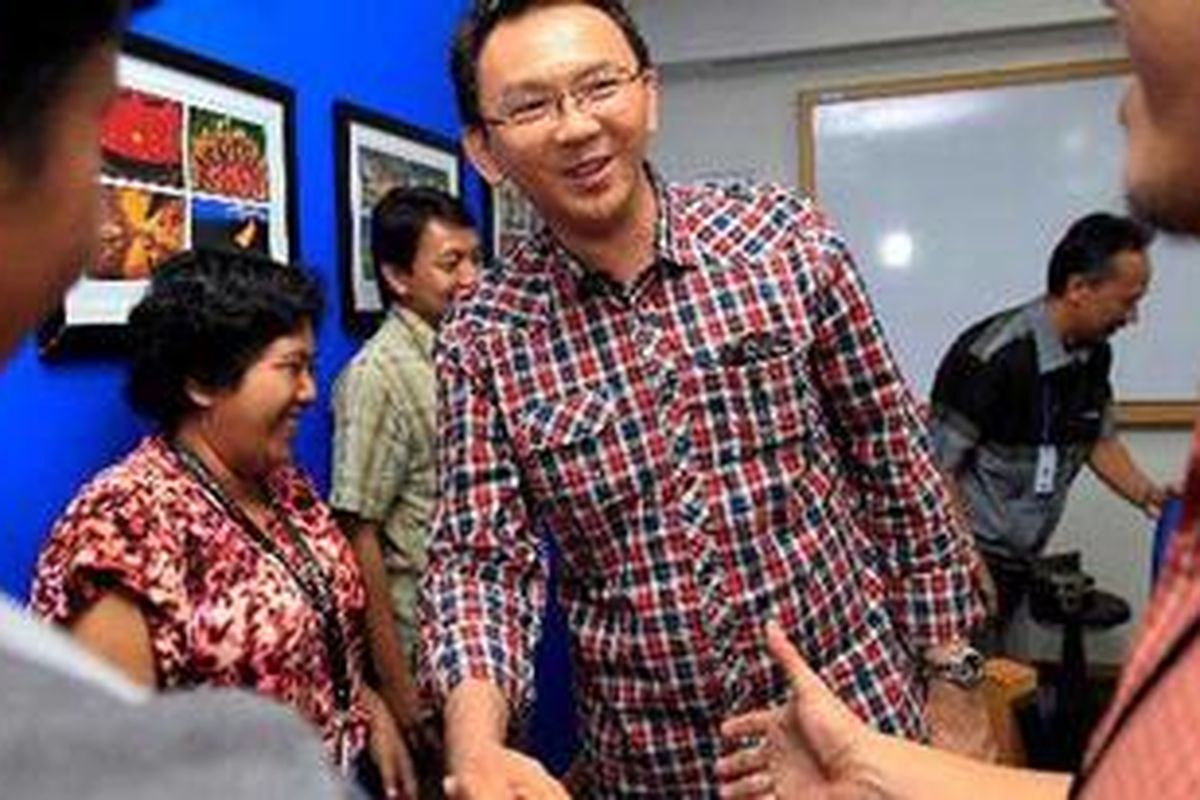 Bakal calon wakil gubernur DKI Jakarta, Basuki Tjahaja Purnama atau yang biasa disapa Ahok (tengah) berkunjung ke newsroom Kompas.com di Gedung Kompas Gramedia, Jakarta, Selasa (17/4/2012). Lelaki asal Belitung ini berpasangan dengan bakal calon gubernur Joko Widodo (Jokowi) maju di Pilkada DKI Jakarta.