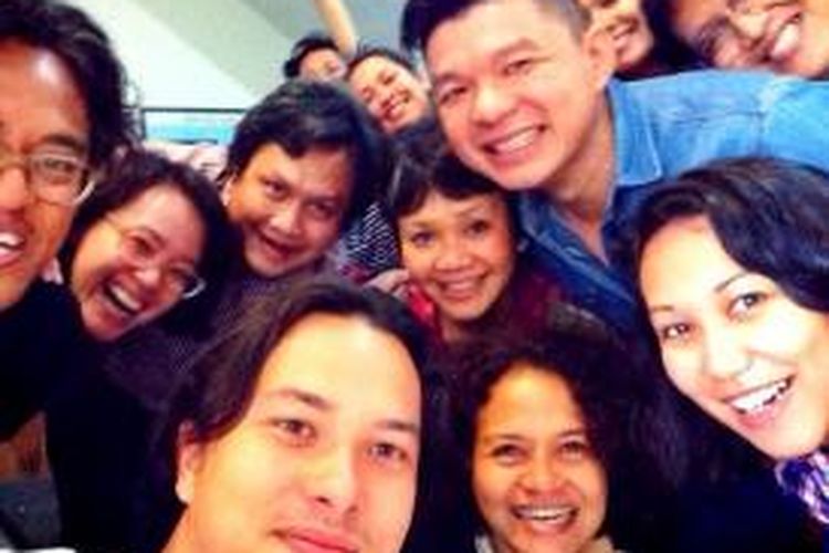 Mira Lesmana (paling depan kanan bawah) membuat foto selfie ala Oscar 2014 bersama rekan-rekan kerjanya di Jakarta, Senin (3/3/2014) pagi.