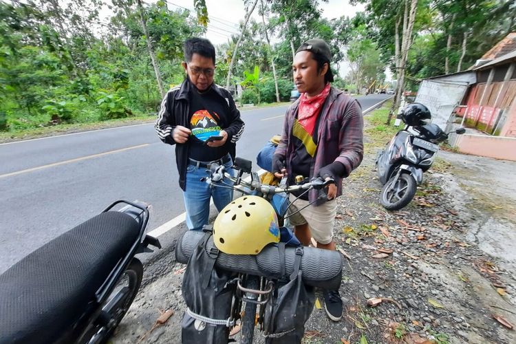 Nanda Anjas Yuliansyah (26) Memegangi Sepeda Saat di Logandeng, Kapanewon Playen, Gunungkidul Rabu (27/4/2022)