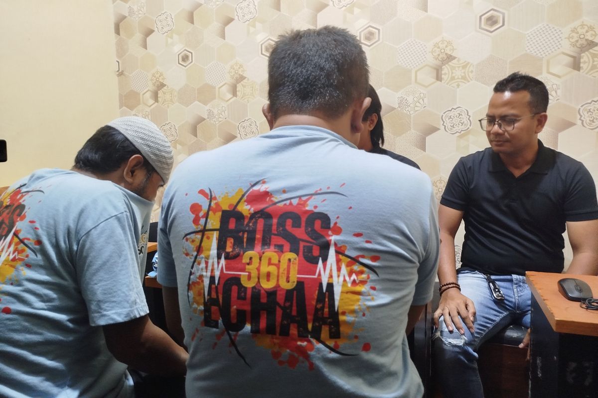 MF (kiri) dan DW ( kanan) saat diinterogasi oleh penyidik Satreskoba Polres Bangkalan, Rabu (14/5/2025). 